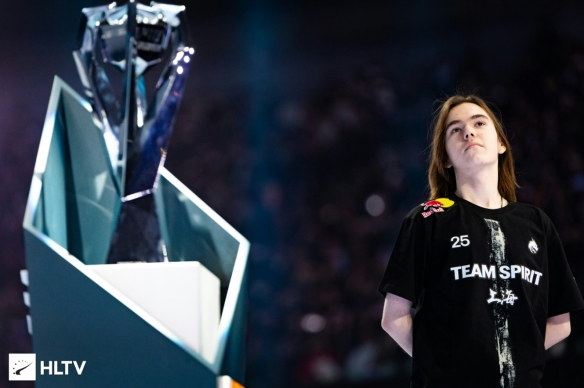 LPL夏季赛：FPX问题连连，季后赛能稳吗？