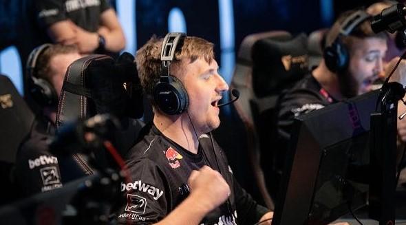 LPL前打野爆料黑幕：演1天可赚5位数，Uzi被演麻了